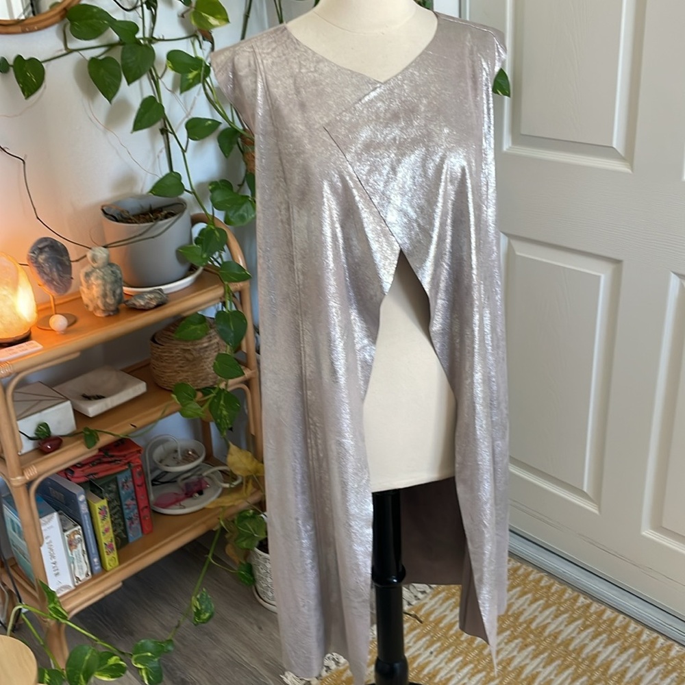 ✨Dolce Cabo NWT Metallic Mauve Shimmer Longline Vest✨